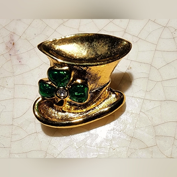 Vintage Avon Irish Shamrock Clover top hat gold tone unisex brooch, good luck - Picture 3 of 5
